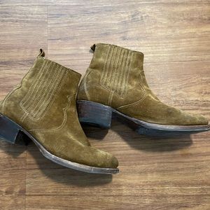 Size 6.5 Frye Boots worn 2x runs small